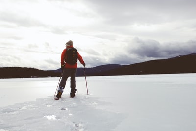 男人站在冰雪覆盖的表面
